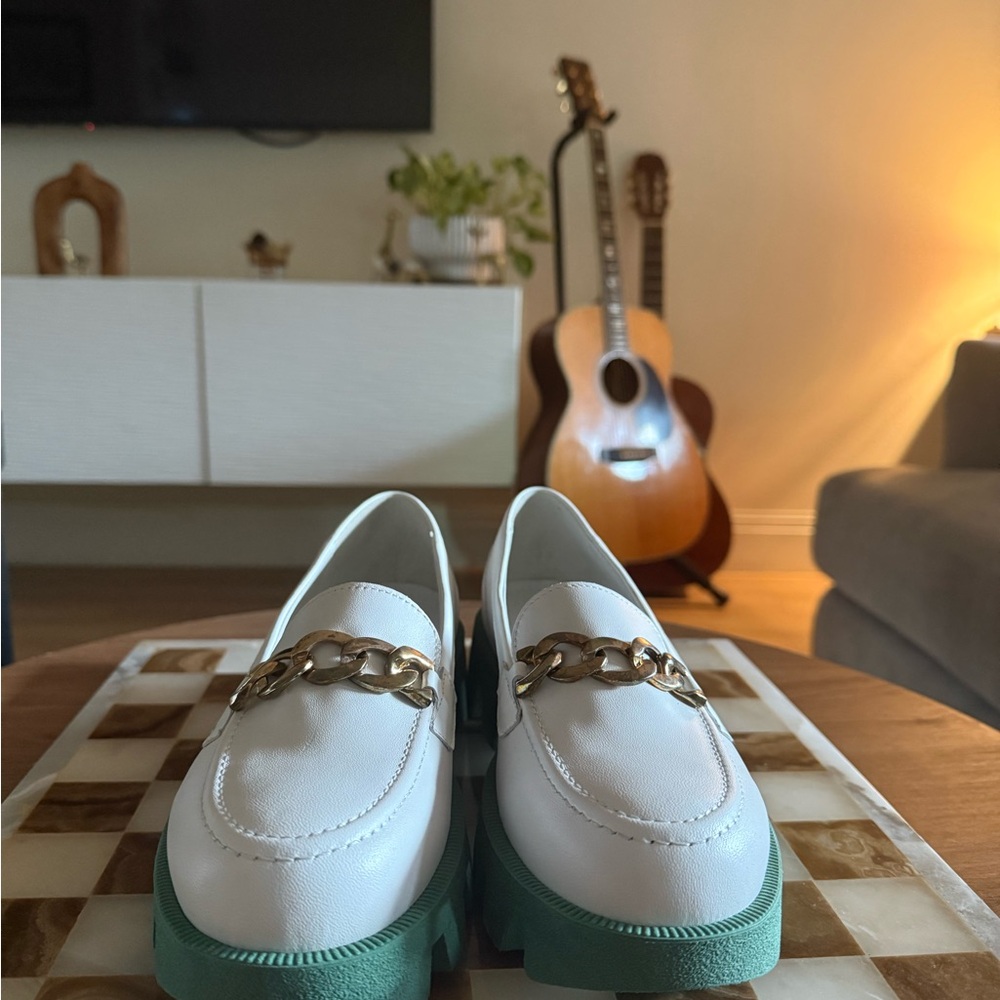 Girotti White Leather Loafers with Green Sole & Gold Chain – Size 38 - Picture 5 of 6